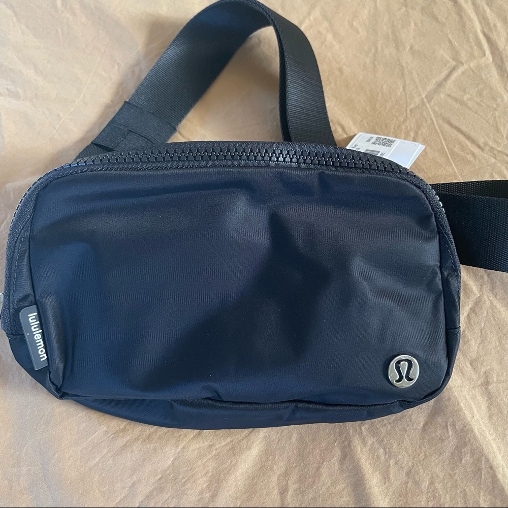 NWT Lululemon Everywhere Belt Bag